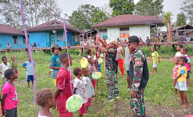 Anak-anak di Distrik Suator, Kabupaten Asmat, Papua Selatan antusias mengikuti lomba yang diadakan Babinsa Koramil Suator dalam menyongsong Paskah 2023. (Foto: Ist)