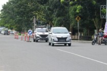 Aktivitas arus lalu lintas di perempatan jalan Budi Utomo-Pendidikan setelah diberlakukan uji publik kembali dua arah oleh Dishub Mimika. (Foto: Saldi/Seputarpapua)