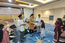 Pihak Manajemen Horison Ultima Timika memberikan santunan kepada anak yatim piatu dalam kegiatan buka puasa bersama di Hotel Horison Ultima Timika, Sabtu (8/4/2023). (Foto: Fachruddin Aji/Seputarpapua)