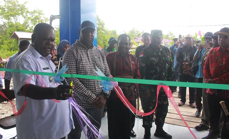 Bupati Asmat Elisa Kambu saat menggunting pita peresmian gedung baru Puskesmas Distrik Joerat. (Foto: Elgo Wohel/Seputarpapua)