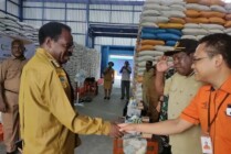 Bupati Nabire Mesak Magai saat bersalaman dengan Kepala PT. Pos Indonesia di gudang Dolog Sama bisa Nabire, Papua Tengah. (Foto : Christian Degei/seputarpapua)