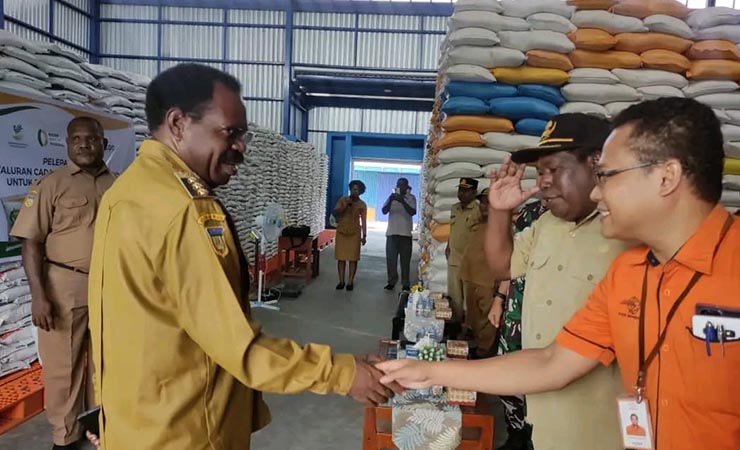 Bupati Nabire Mesak Magai saat bersalaman dengan Kepala PT. Pos Indonesia di gudang Dolog Sama bisa Nabire, Papua Tengah. (Foto : Christian Degei/seputarpapua)