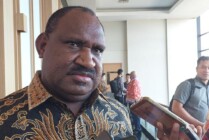 Bupati Puncak Willem Wandik saat ditemui wartawan di hotel Swiss Bell-Inn, Mimika, Papua Tengah, Jumat (14/4/2023). (Foto: Fachruddin Aji/seputarpapua)