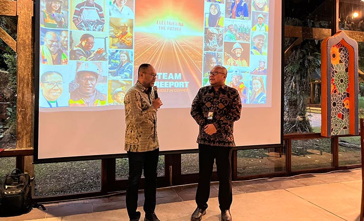Direktur Suistanable Development PT Freeport Indonesia Claus Wamafma (kiri) bersama Deputi Direktur BPJS Ketenagakerjaan Wilayah Bali, NTT, dan Papua Kuncoro Budi Winarno. (Foto: Ist)