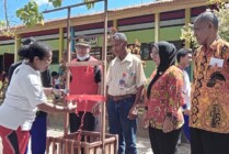 Para Guru SMPN 2 Manokwari saat membuka Pameran Seni Kitorang 2023 dengan menggunting Pita. (Foto: Ist)