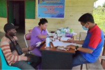 Kegiatan Mass Blood Survey Malaria yang dilakukan Tim Klinik Bergerak YPMAK di beberapa kampung pesisir pantai Mimika. (Foto: Dok Humas YPMAK)