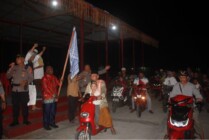 Sekda Asmat, Absalom Amiyaram melepas peserta pawai takbir menyambut Idul Fitri 1444 H/2023 M di Kabupaten Asmat, Provinsi Papua Selatan, Jum'at malam (21/4/2023). (Foto: Elgo Wohel/Seputarpapua)
