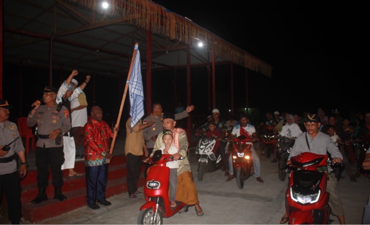 Sekda Asmat, Absalom Amiyaram melepas peserta pawai takbir menyambut Idul Fitri 1444 H/2023 M di Kabupaten Asmat, Provinsi Papua Selatan, Jum'at malam (21/4/2023). (Foto: Elgo Wohel/Seputarpapua)