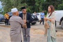 Pj Bupati Mappi Michael R. Gomar bersama istri selaku Pj Ketua TP-PKK Mappi, Ny. Stefanie Gomar silaturahmi ke tokoh agama muslim di Kabupaten Mappi, Papua Selatan, Sabtu (22/4/2023). (Foto: Dok Humas Pemkab Mappi)