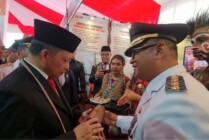 Penjabat Bupati Mappi Michael R Gomar menemui Kemendagri Tito Karnavian saat berkunjung ke stand milik pemkab Mappi. (Foto: Humas Pemkab Mappi)