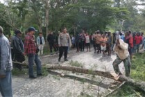 Aksi massa melakukan pemalangan usai geruduk Kantor Koramil 1702-05/Kurulu di Kabupaten Jayawijaya, Papua Pegunungan, Sabtu (29/4/2023). (Foto: Ist)