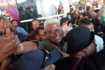 Plt Bupati Mimika Johannes Rettob saat tiba di Bandar Udara Baru Mozes Kilangin Mimika, Jumat (28/4/2023). (Foto: Fachruddin Aji/seputarpapua)