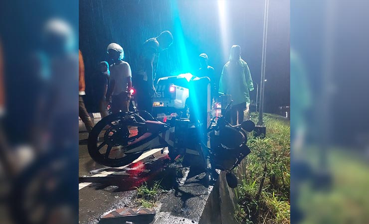 Sepeda motor korban tersangkut di tiang pagar besi pembatas jalan depan kuburan SP2. (Foto: Dok Lantas Polres Mimika)