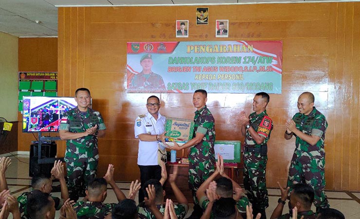 Pj Bupati Mappi saat mendampingi Danrem 174/ATW Merauke Brigjen TNI Agus Widodo melakukan kunjungan kerja perdana di Kabupaten Mappi. (Foto: Dok Humas Pemkab Mappi)