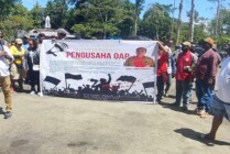 Suasana aksi demo di depan kantor PUPR Mimika, Kamis (13/4/2023). (Foto: Fachruddin Aji/Seputarpapua)