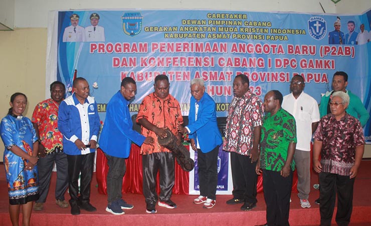 Bupati Asmat Elisa Kambu (tengah) memukul tifa membuka kegiatan Konfercab I dan program penerimaan anggota baru DPC GAMKI Kabupaten Asmat, Provinsi Papua Selatan, Sabtu (1/4/2023). (Foto: Elgo Wohel/Seputarpapua)