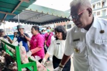 Plt Bupati Mimika bersama Kepala Disnak Mimika melakukan sidak di kios daging Jalan Hasanudin (Foto: Ist)