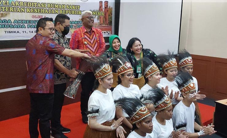 Plt Bupati Mimika Johannes Rettob bersama dengan Kepala Dinas Kesehatan Mimika Reynold Ubra dan Direktur RSUD Mimika, juga perwakilan LARS DHP saat membuka kegiatan Survey Akreditasi RSUD Mimika di Ruang Edleweis RSUD Mimika, Jumat (14/4/2023). (Foto: Fachruddin Aji/Seputarpapua)