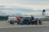 Aktivitas dropping barang ke pesawat yang akan terbang menuju Distrik Beoga, Kabupaten Puncak, Papua Tengah, Kamis (27/4/2023). (Foto: Arifin Lolialang/Seputarpapua)