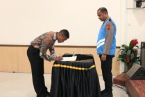 Salah satu calon anggota Polri menandatangani pakta integritas. (Foto: Dok Humas Polda Papua)