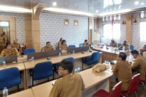 Suasana rapat tertutup yang digelar di Kantor Bappeda Mimika, Selasa (4/4/2023). (Foto: Fachruddin Aji/Seputarpapua)