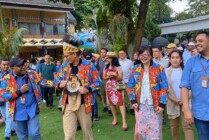 Menteri Pariwisata dan Ekonomi Kreatif, Sandiaga Salahuddin Uno menyambangi anjungan Papua yang berada di Taman Mini Indonesia Indah (TMII) Jakarta. (Foto: Ist)