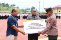 Kapolda Papua Irjen Polisi Mathius D. Fakhiri saat menyerahkan santunan kepada Alfred Indey, orang tua dari Almarhum Bripda Meizyard Elisa Indey di lapangan apel Mapolda Papua, Koya Koso, Kota Jayapura, Senin (17/4/2023). (Foto: Ist)