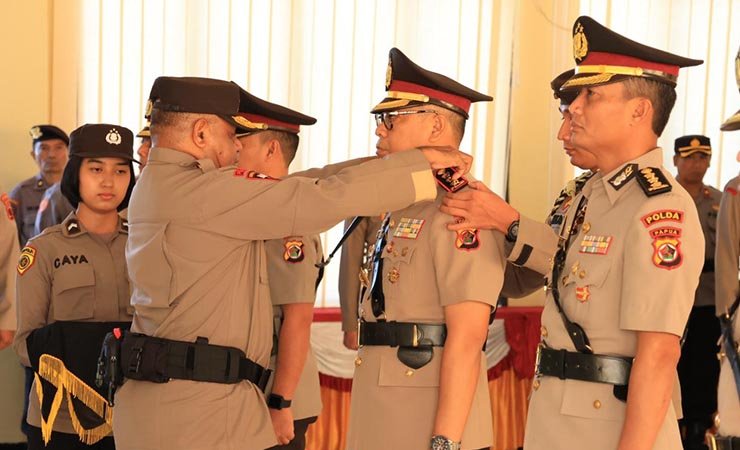 Kapolda Papua Irjen Polisi Mathius D. Fakhiri saat melepas tanda jabatan pejabat lama Dirreskrimum Kombes Pol Faizal Ramadhani. (Foto: Dok. Humas Polda Papua)