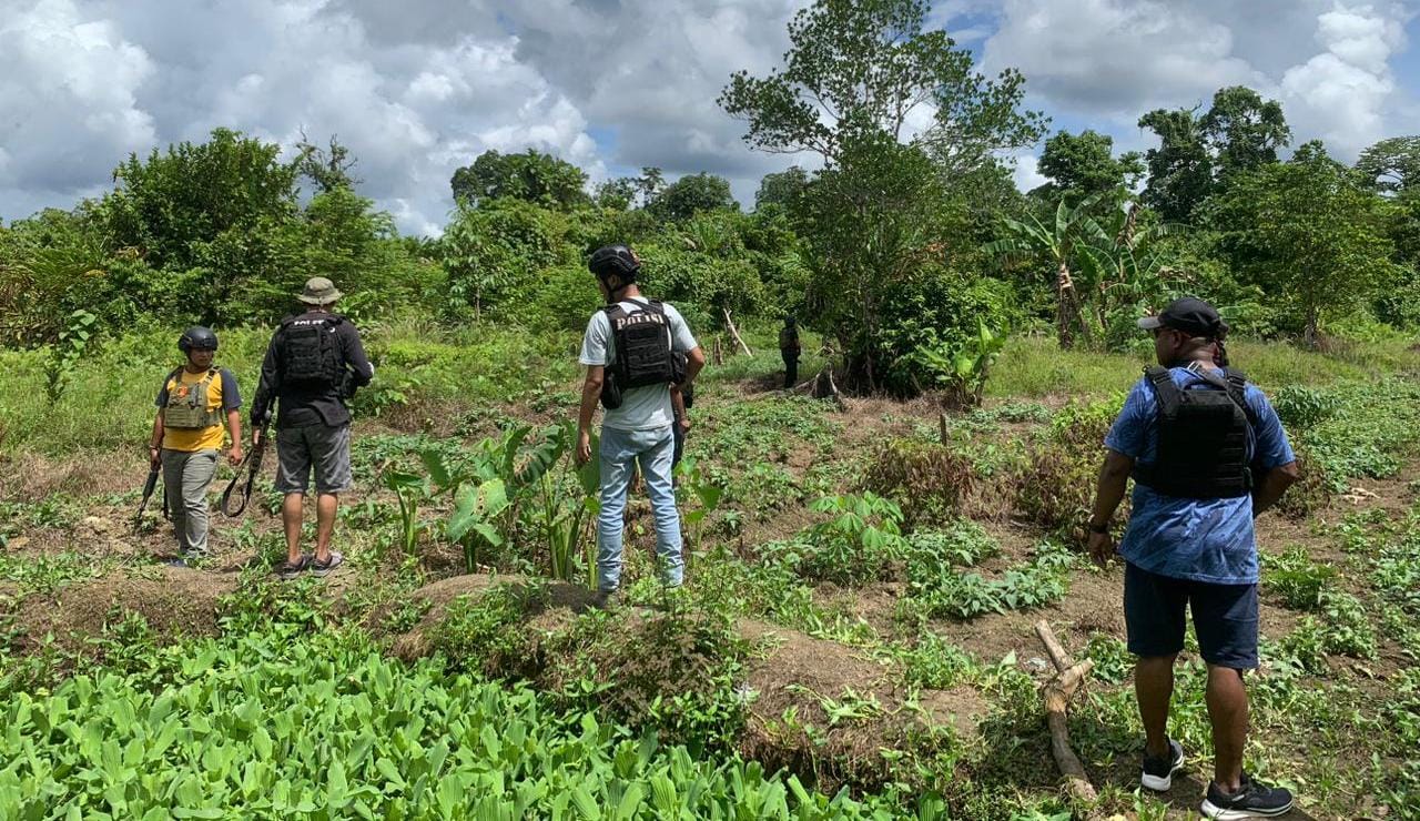 Petugas kepolisian saat melakukan penyisiran mencari barang bukti dan jejak pelaku pembunuhan dua warga di Yahukimo, Papua Pegunungan, Minggu (30/4/2023). (Foto: Dok Polres Yahukimo)