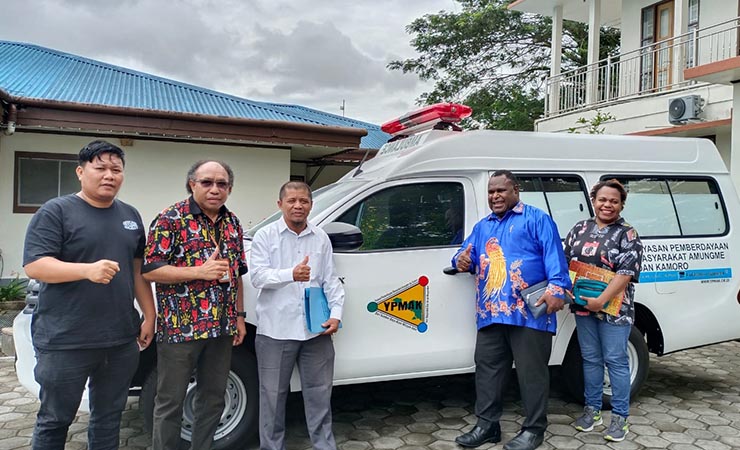 Direktur YPMAK Vebian Magal foto bersama dengan perwakilan DKM Babussalam usai penyerahan 1 unit ambulans, Selasa (4/4/2023). (Foto: Mujiono/Seputarpapua)