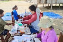 Pelayanan kesehatan yang dilakukan Tim Klinik Bergerak YPMAK di pesisir pantai Mimika. (Foto: Dok Humas YPMAK)
