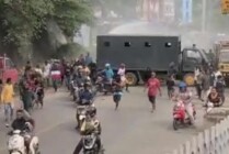 Aparat kepolisian saat membubarkan sekelompok warga menggunakan water canon. (Foto: Ist)