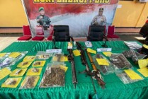 Sejumlah barang bukti berupa Senjata dan amunisi yang disita dari Kelompok Kriminal Bersenjata (KKB). (Foto: Ist)