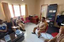 Plt Kepala Dinas Pendidikan Kabupaten Mimika Willem Naa saat bertemu dengan perwakilan para Guru P3K di ruang kerjanya, Senin (22/5/2023). (Foto: Fachruddin Aji/Seputarpapua)
