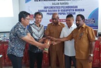 Dari kiri (batik) Kepala Balai Bahasa Provinsi Papua Sukardi Gau, Assisten I Setda Mimika Paulus Dumais, Ketua Badan Pembentukan Peraturan Daerah (Bapemperda) DPRD Mimika Iwan Anwar, Plt Kepala Dinas Pendidikan Mimika Willem Naa, saat membuka kegiatan program pelatihan guru utama dalam rangka revitalisasi bahasa Kamoro, di SMA YPPK Tiga Raja, Mimika, Papua Tengah, Selasa (9/5/2023). (Foto: Fachruddin Aji/Seputarpapua)