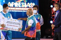 Gubernur Non Aktif Lukas Enembe menyarahkan bonus kepada salah satu atlet Papua. (Foto: Dok Humas KONI Papua)