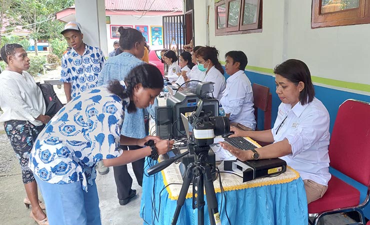 Suasana proses perekaman KTP-el siswa-siswi SMK Petra Mimika dalam program dukcapil goes to school, Rabu (10/5/2023) (Foto: Fachruddin Aji/seputarpapua)