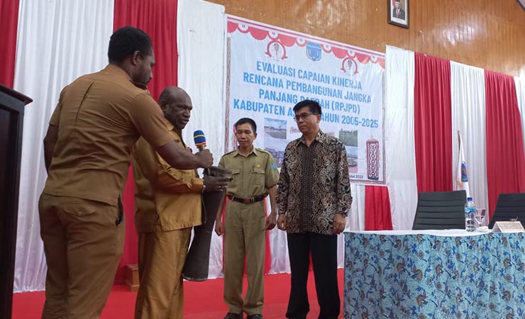 Sekda Asmat Absalom Amiyaram membuka kegiatan evaluasi pencapaian kinerja RPJPD dan RPJMD Kabupaten Asmat pada Senin, 15 Mei 2023. (Foto: Elgo Wohel/Seputarpapua)