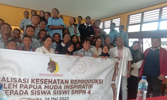 Foto bersama pelajar dan pengurus PMI usai sosialisasi. (Foto: Eci/Seputarpapua)