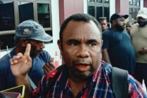 Gustaf Kawer, Tim Kuasa Hukum keluarga korban perkara pembunuhan dan mutilasi empat warga Nduga di Kabupaten Mimika, Papua Tengah. (Foto: Arifin Lolialang/Seputarpapua)