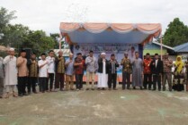 Foto bersama panitia dan para temu undangan usai kegiatan Halal Bihalal Akbar di Halaman Ponpes Hidayatullah Timika. (Foto: Dok Panitia)
