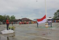 Pemkab Asmat menggelar upacara bendera peringati Hari Pendidikan Nasional (Hardiknas) tahun 2023 di Lapangan Yos Sudarso, Distrik Agats, Selasa (2/5/2023). (Foto: Elgo Wohel/Seputarpapua)