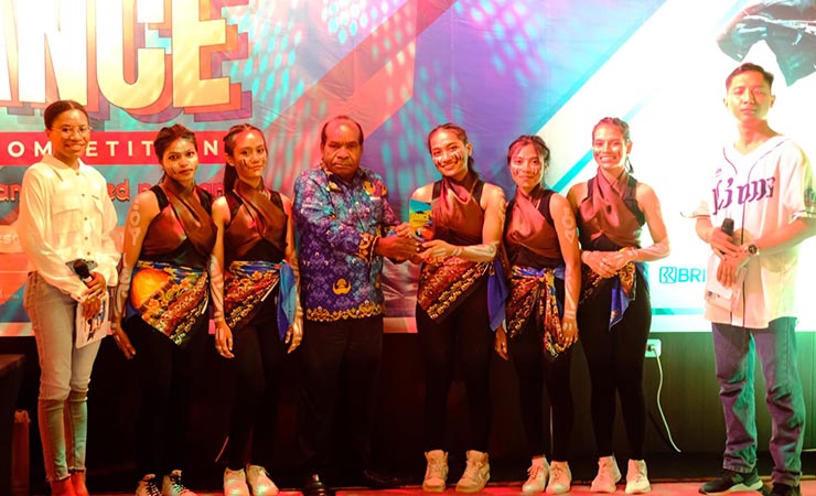 Perwakilan dari Dinas Pariwisata, Pemuda dan Olahraga saat menyerahkan piagam juara 1 lomba menari yang digelar Hotel Horison Diama Flowshie, Selasa (2/5/2023). (Foto: Ist)