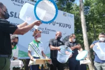 Direktur dan Executive Vice President Sustainable Development PTFI, Claus Wamafma ikut melepasliarkan kupu-kupu dalam puncak acara Hari Lingkungan Hidup Sedunia pada tahun 2022 lalu. (Foto: Dok Seputarpapua)