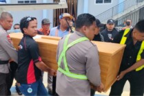 Kepolisian dibantu pihak Bandara Sentani mengangkat peti jenazah korban pembunuhan di Yahukimo, untuk dibawa ke kediaman Ketua IKT Kabupaten Jayapura Jhon Lumba. (Foto: Dok Humas Polda Papua)