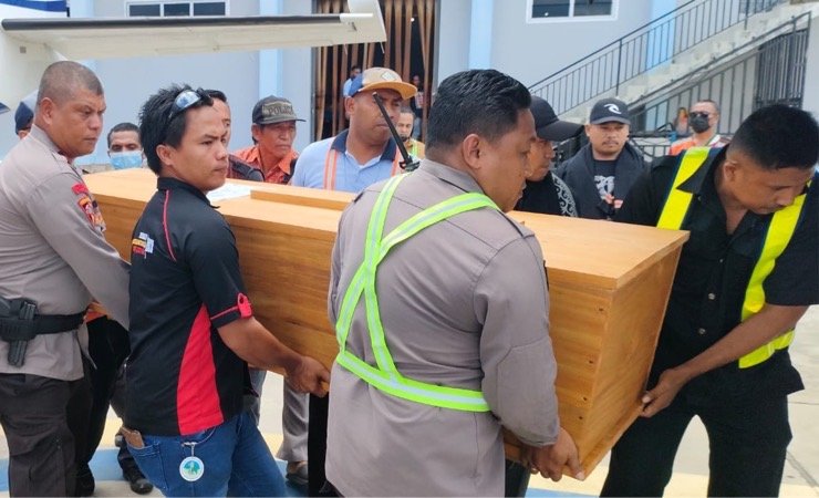 Kepolisian dibantu pihak Bandara Sentani mengangkat peti jenazah korban pembunuhan di Yahukimo, untuk dibawa ke kediaman Ketua IKT Kabupaten Jayapura Jhon Lumba. (Foto: Dok Humas Polda Papua)