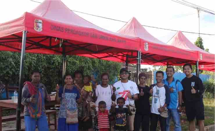 Pj Bupati Mappi saat ikut menyerahkan dan memasang tenda bagi para pedagang di Pasar Lilin, Kabupaten Mappi. (Foto: Humas Mappi)