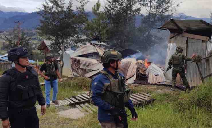 Aparat keamanan di lokasi kebakaran. (Foto: Humas Polda Papua)