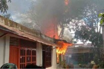 Terlihat api melapap stau unit rumah di Jalan Hamad Yani, Timika, Papua Tengah, Senin (22/5/2023). (Foto: Arifin Lolialang/Seputarpapua)