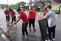 Kegiatan bersih-bersih kota disepanjang Jalan Hasanuddin yang dilakukan pihak Hotel Horison Ultima Timika gandeng DLH Mimika peringati HUT PT MGM ke 20. (Foto: Ist)